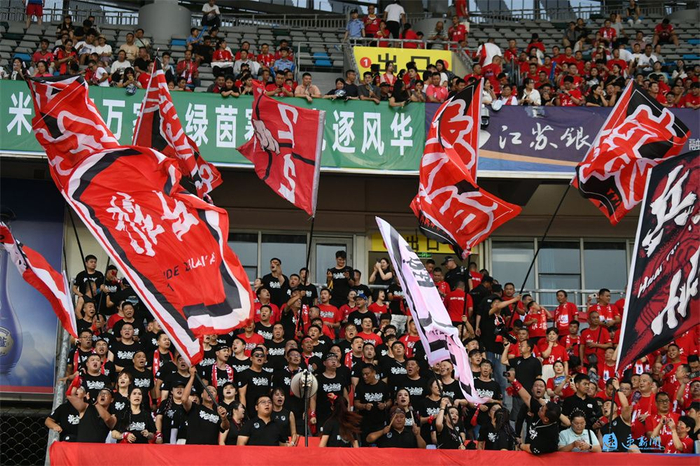 九游体育APP下载-热刺主场迎战曼联，球迷士气高涨助威场面火爆